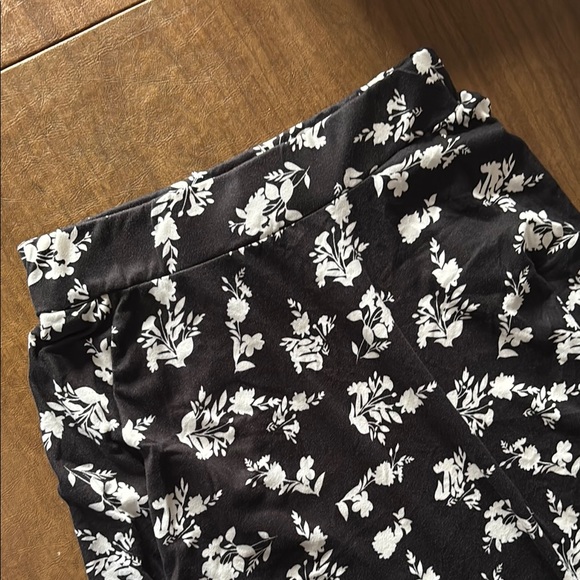 Emily Stacy Black and White Floral Skirt - Picture 1 of 4